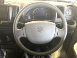 インテリアに合わせたデザインのステアリングは、運転される方のことも考え、運転しやすい形状、大きさです。是非一度、実際に触ってお確かめください。