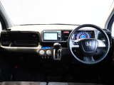 操作性に優れた運転席となります!小物入れや各ボタンの配置にこだわり、使いやすいです!座り心地もよく視認性も良好なのでロングドライブもお任せ下さい!