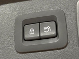 【ハンズフリーパワーバックドア】リアバンパー下部に足先を出し入れするだけでバックドアが自動で開閉♪両手が荷物でふさがっている時でもラクラク開閉操作が行えます!