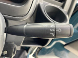 【オートライト】周りの明るさに応じて自動でヘッドライトの点灯・消灯ができる機能です!ライトの付け忘れ・消し忘れなどが無くなり、雨の日や夕方の走行も安心!トンネル通過時も便利ですね♪