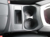 運転席側にドリンクホルダーあります!運転中でも手が届きやすい位置にあって便利です♪