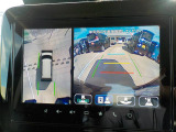 【全方位モニター】リバースに入れた際、車両全体を見渡している映像に切り替わります。また、見通しが悪い場所で便利な前方ワイド映像やすれ違いに便利な助手席側ワイド映像など切り替えが出来ますよ♪