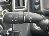 【オートワイパー(AUTO)】雨が降り出した時に、雨滴検出用センサー(レインセンサー)が雨滴を感知すると、自動でワイパーが動作します。