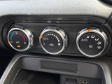 【オートエアコン】一度お好みの温度に設定すれば、車内の温度を検知し風量や温度を自動で調整。暑い…寒い…と何度もスイッチ操作をする必要はありません。快適な車内空間には必須の機能ですね♪