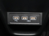 USBソケットがついていますのでコードを繋げばスマートフォンなどの充電が出来ます!オーディオソース USB 対応しております。