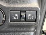 【両側パワースライドドア】スマートキーや運転席のスイッチで後席両側スライドドアの開閉が可能♪電動だから力を入れてドアを開ける必要が無く、小さなお子様でも簡単に開け閉めでき快適です♪