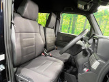 運転席まわりには十分なスペースがあり、大柄な方でもゆったり運転していただける環境です。
