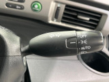 【オートライト】周りの明るさに応じて自動でヘッドライトの点灯・消灯ができる機能です!ライトの付け忘れ・消し忘れなどが無くなり、雨の日や夕方の走行も安心!トンネル通過時も便利ですね♪