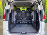 後席を格納すると、これだけの広さが!シーンに合わせたシートアレンジで、大きな荷物も積むことが出来ます♪