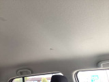 明るい色の天井は車内を広々と感じさせます。