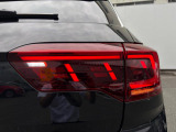 後続車からの視認性に優れるLEDダークテールランプ。ウィンカーは流れる様に点滅する「ダイナミックターンインジケーター」を装備。