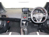 操作性に優れた運転席となります!小物入れや各ボタンの配置にこだわり、使いやすいです!座り心地もよく視認性も良好なのでロングドライブもお任せ下さい!