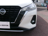 LEDヘッドランプは、シャープな白色光による優れた視認性を実現。シグネチャーLEDポジションランプも点灯します。