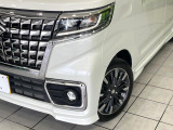 【LEDヘッドライト】悪天候や夜間走行時も良好な視界を確保し安心して運転できる高輝度LEDヘッドライトを装備!点灯速度が早く、消費電力も抑えられています。