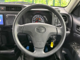 インテリアに合わせたデザインのステアリングは、運転される方のことも考え、運転しやすい形状、大きさです。是非一度、実際に触ってお確かめください。