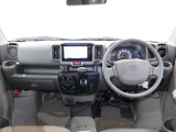 操作性に優れた運転席となります!小物入れや各ボタンの配置にこだわり、使いやすいです!座り心地もよく視認性も良好なのでロングドライブもお任せ下さい!