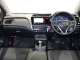 操作性に優れた運転席となります!小物入れや各ボタンの配置にこだわり、使いやすいです!座り心地もよく視認性も良好なのでロングドライブもお任せ下さい!
