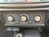 【オートエアコン】一度お好みの温度に設定すれば、車内の温度を検知し風量や温度を自動で調整。暑い…寒い…と何度もスイッチ操作をする必要はありません。快適な車内空間には必須の機能ですね
