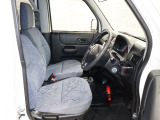 操作性に優れた運転席となります!小物入れや各ボタンの配置にこだわり、使いやすいです!座り心地もよく視認性も良好なのでロングドライブもお任せ下さい!