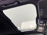 【ガラスルーフ】ガラスルーフ搭載で車内の解放感が一気にアップ!開放的なドライブをお楽しみいただけます。