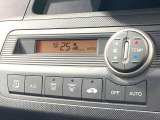 【オートエアコン】一度お好みの温度に設定すれば、車内の温度を検知し風量や温度を自動で調整。暑い…寒い…と何度もスイッチ操作をする必要はありません。快適な車内空間には必須の機能ですね♪