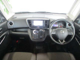黒を基調としたスタイリッシュなデザインの運転席です。エマージェンシーブレーキ、踏み間違い防止などの安心装備付き!
