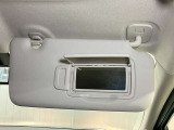 【運転席サンバイザー】鏡が付いているので、メイクチェックなどにも便利★
