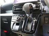 『1台』のお車に対して、3名体制で日々議論を重ね仕入れを行っております。