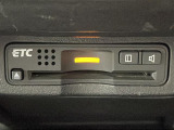 【ETC】有料道路を利用する際に料金所で停止することなく通過できる、ETC車載器(ノンストップ自動料金収受システム機器)が装備されています。セットアップを行うことで利用可能になります。