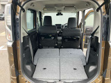 後席を全て倒して、荷物専用のスペースにした状態です。これなら長いものも積めますし、ご旅行や趣味に活用できますね。