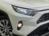 【LEDヘッドライト】悪天候や夜間走行時も良好な視界を確保し安心して運転できる高輝度LEDヘッドライトを装備!点灯速度が早く、消費電力も抑えられています。