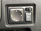【電動格納ミラー】サイドミラーは電動格納式となっており、狭い駐車場でもキズがつくリスクを抑えられます。