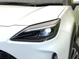 【LEDヘッドライト】悪天候や夜間走行時も良好な視界を確保し安心して運転できる高輝度LEDヘッドライトを装備!点灯速度が早く、消費電力も抑えられています。