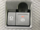 【電動パーキングブレーキ】パーキングブレーキは便利な電動式!ボタン一つで操作でき、アクセルを踏めば自動で解除されます♪レバーやペダルが無いので運転席廻りもすっきりしますね♪