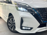 【LEDヘッドライト】悪天候や夜間走行時も良好な視界を確保し安心して運転できる高輝度LEDヘッドライトを装備!点灯速度が早く、消費電力も抑えられています。