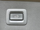 【パワーバックドア】スマートキーや運転席のボタンを押すだけでリアゲートが自動で開閉します!荷物を持っている時や、高い位置にあるバックドアを閉める際に便利な機能です♪