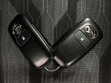 スマートキーを装備しています☆カギをカバンやポケットに入れて頂いた状態でドアロックの開閉やエンジンスタートをして頂けますよ!とても便利な装備です!