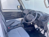 運転席は使いやすさ重視の設計で、視界良好・操作もスムーズ。長時間の運転でも疲れにくい快適空間です
