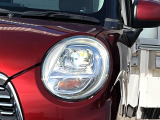 【LEDヘッドライト】悪天候や夜間走行時も良好な視界を確保し安心して運転できる高輝度LEDヘッドライトを装備!点灯速度が早く、消費電力も抑えられています。