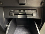 【ETC2.0(DSRC/ITSスポット)】ETCカードを挿入すれば料金所はノンストップで通過できます。ETC限定の割引や、高速道路の情報提供サービスを利用できます。