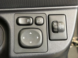 【電動格納ミラー】サイドミラーは電動格納式となっており、狭い駐車場でもキズがつくリスクを抑えられます。