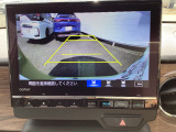 【リアワイドカメラ】3種類の表示で、後方確認をサポートします。『ノーマル画像』『広角180度画像』『真上からの見下ろし画像』をワンタッチで選べます。