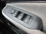 全席パワーウィンドウとなっています。運転席はオートになっているのでワンタッチ開閉することが出来ます。