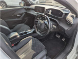 運転席周辺は、プジョー独自の設計思想が生み出した『i-Cockpit』