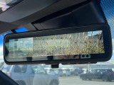 【デジタルルームミラー】車両後方カメラの映像をルームミラーに映すことが出来ます。 そのため、後席に人や荷物があって後方が見えづらい場合でもしっかり視界を確保することが出来ます。