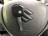 【キーレス】少し離れた場所からでもボタン一つでドアの開錠・施錠ができるのでとっても便利!ドアの鍵穴周りに傷をつけることもありません♪