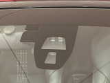 【シティブレーキアクティブシステム】低速走行中に前方の車両等を認識し、衝突しそうな時は警報とブレーキで衝突回避と被害軽減をアシスト。より安全にドライブをお楽しみいただけます。