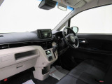 ダイハツのお店では、ダイハツ車を知り尽くしたプロフェッショナルが、専用の診断機器を使って各システムを点検しております。
