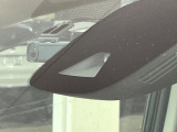 【エマージェンシーブレーキ】走行中に前方の車両等を認識し、衝突しそうな時は警報とブレーキで衝突回避と被害軽減をアシスト。より安全にドライブをお楽しみいただけます。