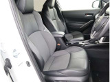 シックな色使いの運転席周りです!すっきりとしたデザインで上品な色使いです。居心地の良い運転席、長く座ってられるリラックスできるデザインがいいですね♪